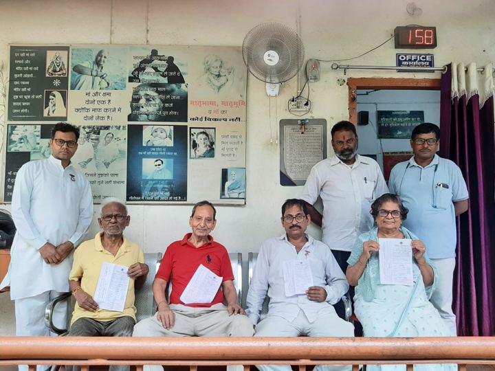 Residents of a senior citizens' home in Jamshedpur holding their eye donation pledge forms