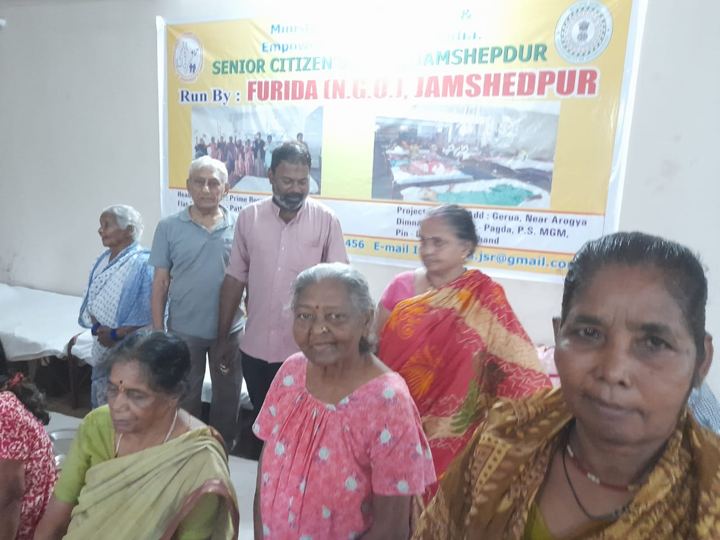 Residents of a senior citizens' home in Jamshedpur holding their eye donation pledge forms