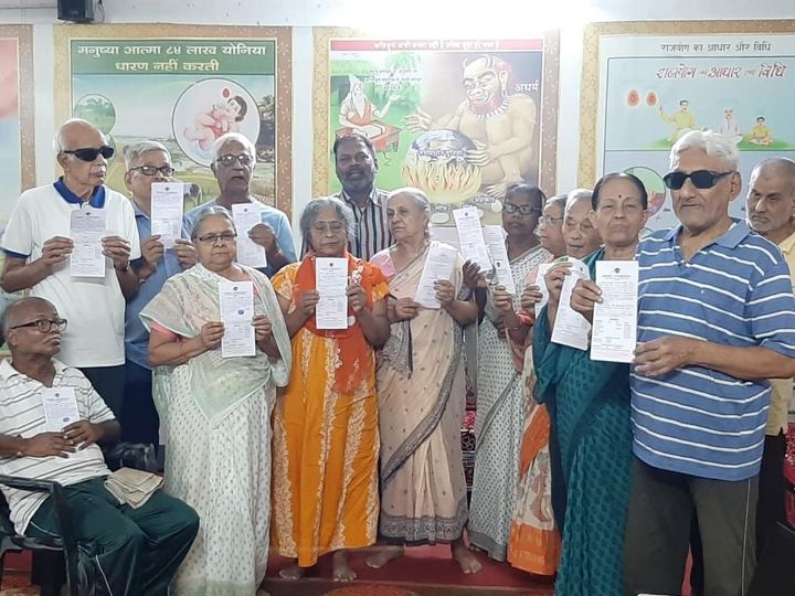 Residents of a senior citizens' home in Jamshedpur holding their eye donation pledge forms