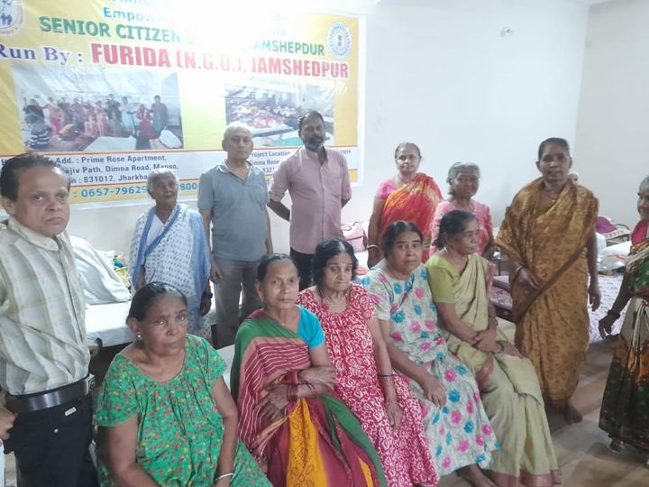Residents of a senior citizens' home in Jamshedpur holding their eye donation pledge forms